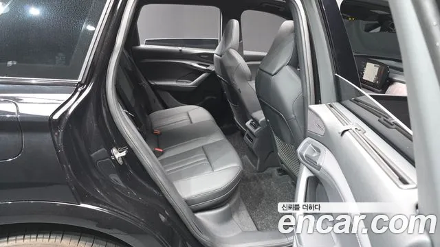 Audi Q6 e-tron — Фото автомобиля 12