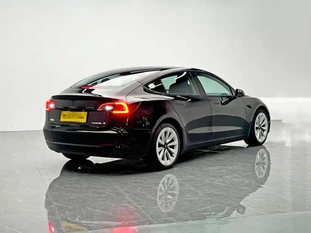 Tesla Model 3 — Фото автомобиля 6
