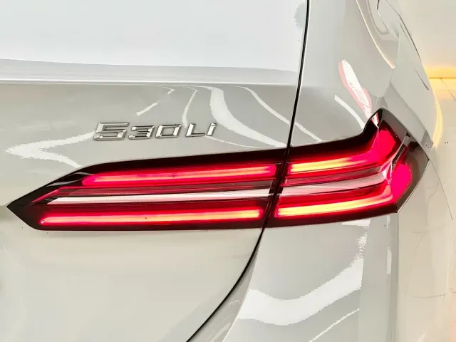 BMW 5 Series — Фото автомобиля 17