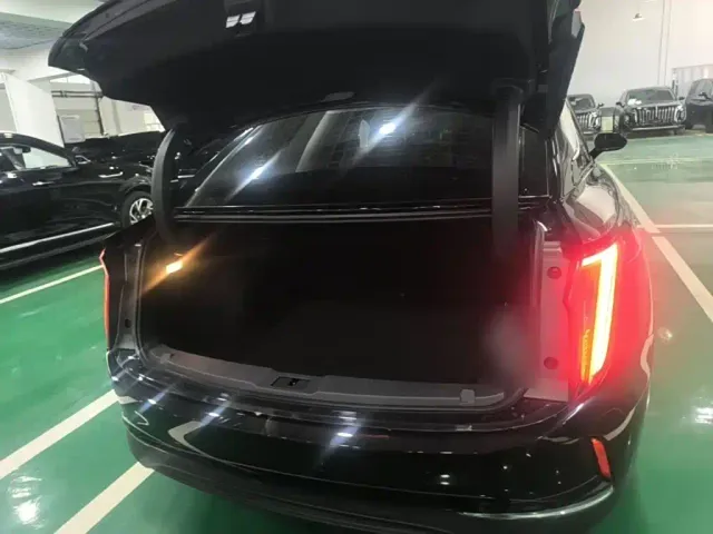 Hongqi E-QM5 — Фото автомобиля 18