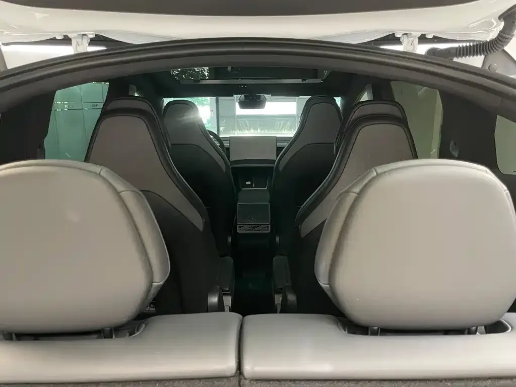 Tesla Model Y L 2025 Facelift Long Range AWD — Фото автомобиля 28