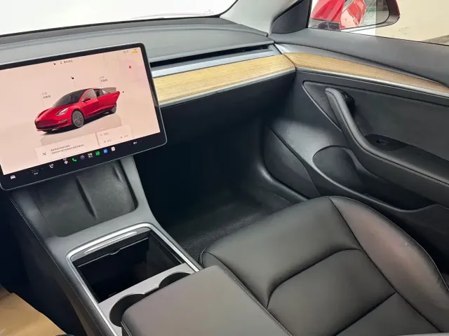 Tesla Model 3 — Фото автомобиля 13