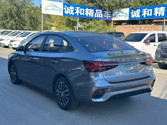 Roewe i5 — Фото автомобиля 7