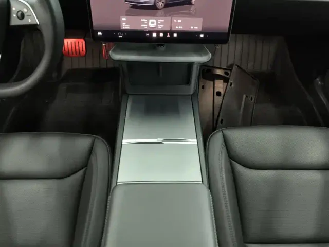 Tesla Model 3 — Фото автомобиля 16
