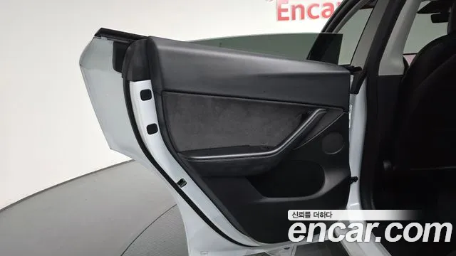 Tesla Model Y — Фото автомобиля 13