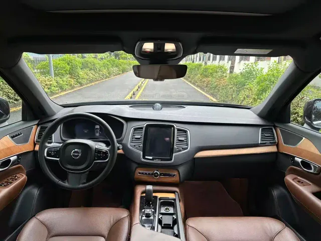Volvo XC90 — Фото автомобиля 6
