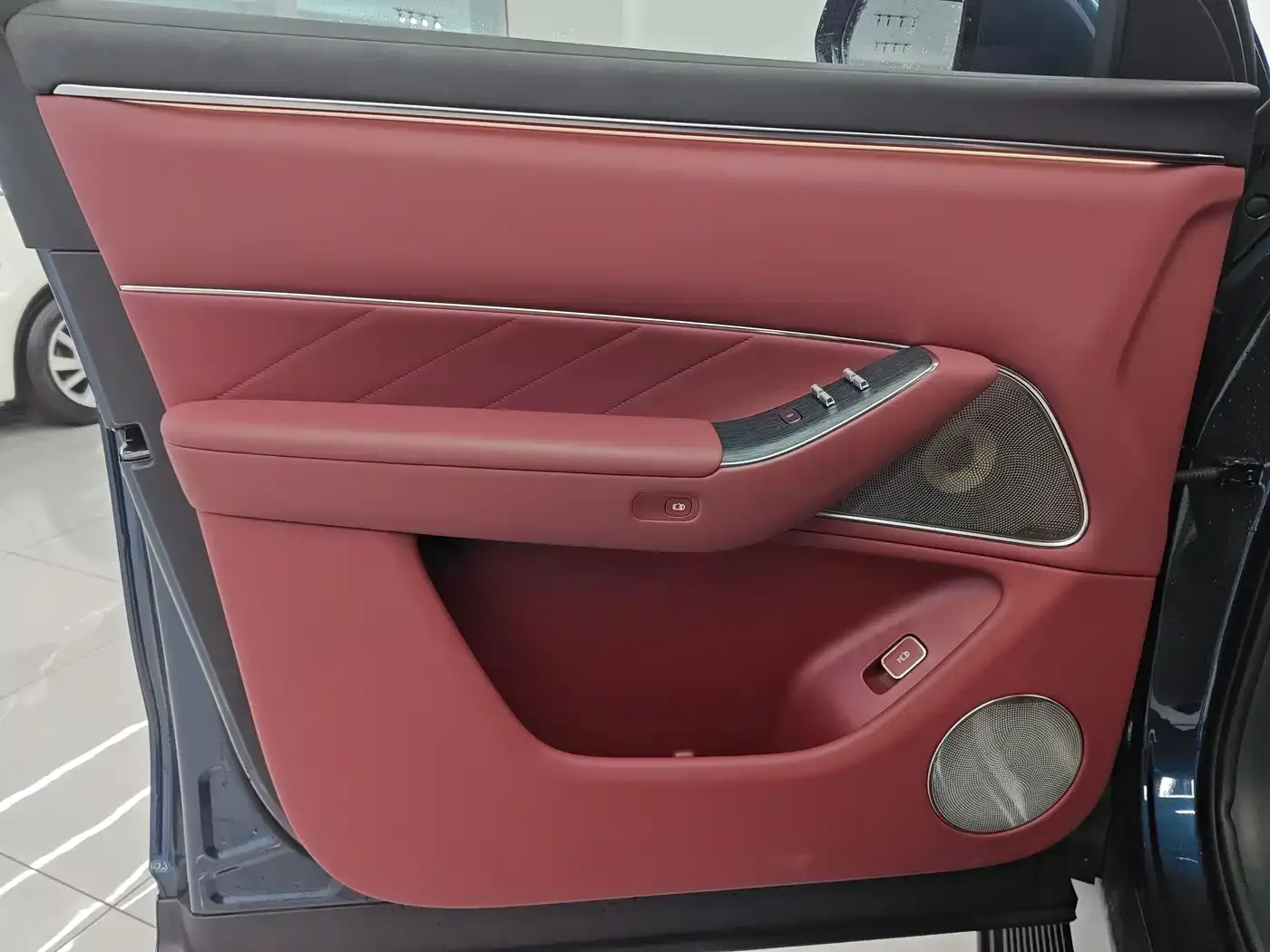 AITO Wenjie AITO M8 2025 Model Extended Range Ultra Edition 53.4kWh 5-Seater — Фото автомобиля 16