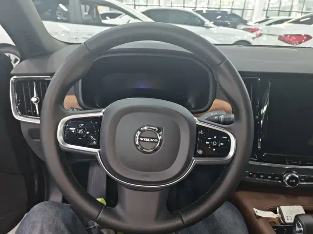 Volvo S90 — Фото автомобиля 10