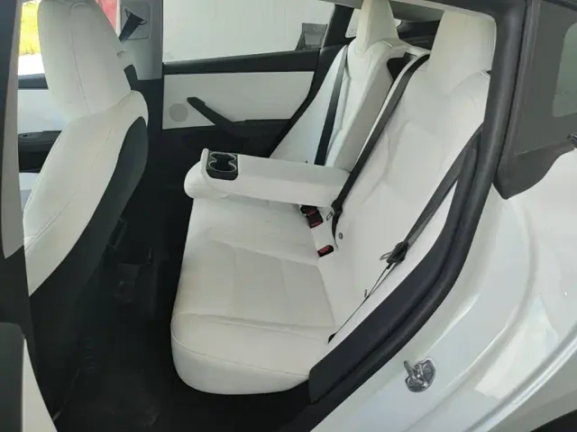 Tesla Model 3 — Фото автомобиля 16