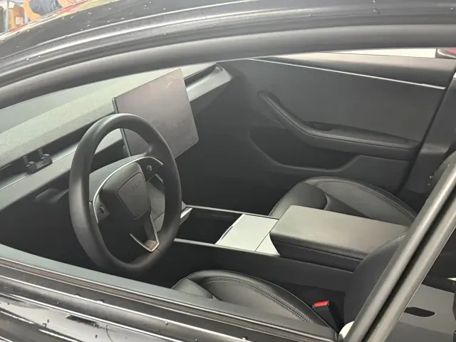 Tesla Model 3 — Фото автомобиля 3