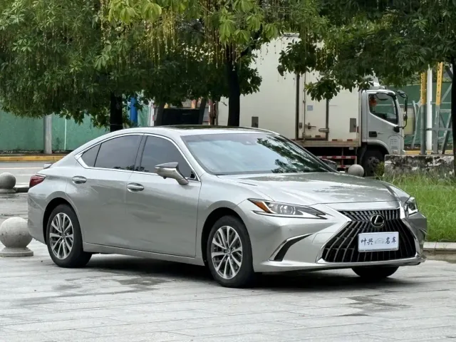 Lexus ES — Фото автомобиля 3
