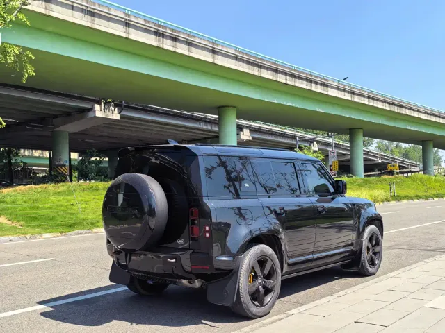 Land Rover Defender — Фото автомобиля 14
