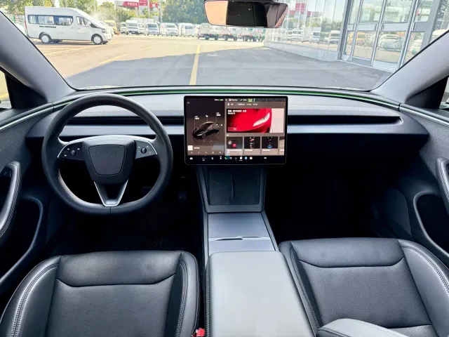 Tesla Model 3 — Фото автомобиля 12