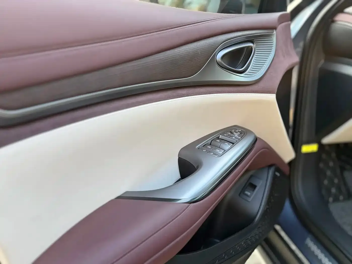 BYD Seal 2024 Glory Edition DM-i 1.5T 121km Flagship — Фото автомобиля 12