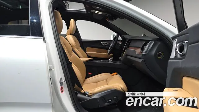Вольво XC60 — Фото автомобиля 24