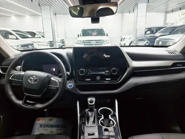 Toyota Highlander — Фото автомобиля 11