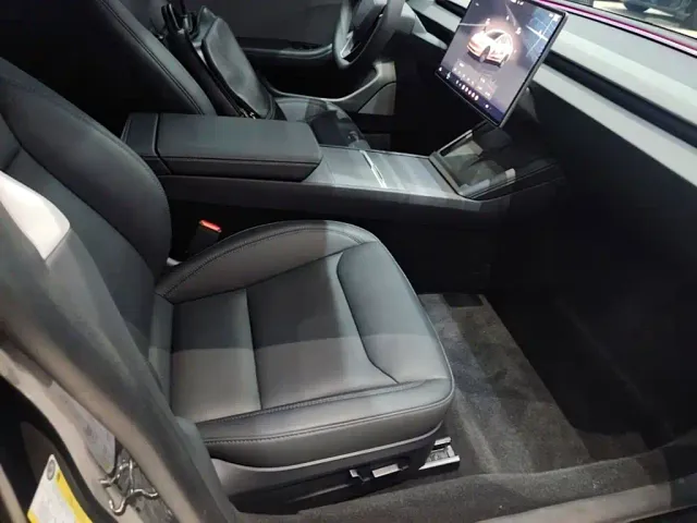 Tesla Model 3 — Фото автомобиля 24