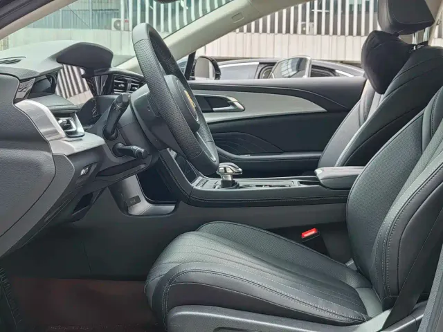 Hongqi H5 — Фото автомобиля 11