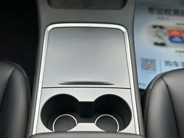 Tesla Model 3 — Фото автомобиля 12