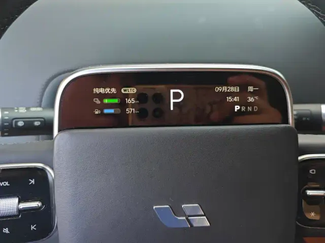 Li Auto L8 — Фото автомобиля 14