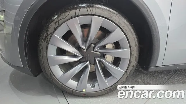 Tesla Model Y — Фото автомобиля 5