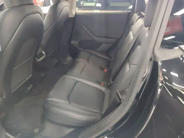 Tesla Model Y — Фото автомобиля 16