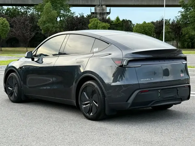 Tesla Model Y — Фото автомобиля 7