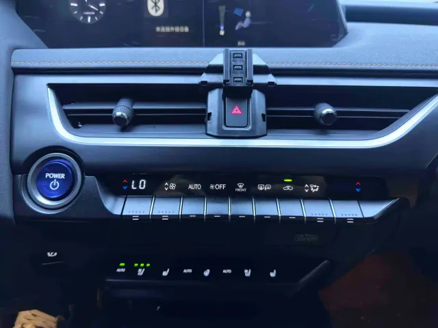 Lexus UX — Фото автомобиля 14