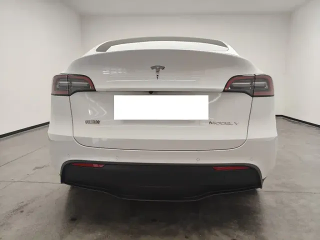 Tesla Model Y — Фото автомобиля 5