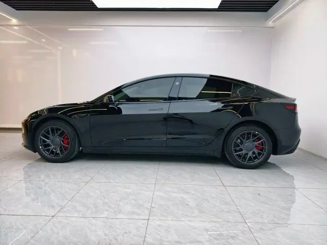 Tesla Model 3 — Фото автомобиля 4