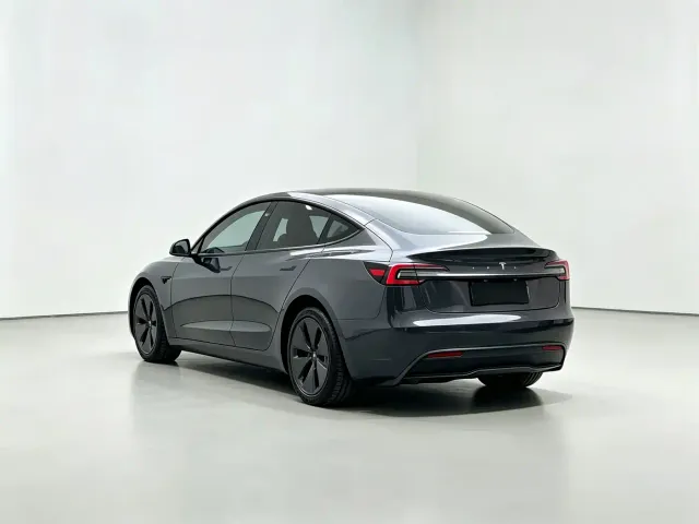 Tesla Model 3 — Фото автомобиля 9