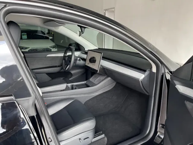 Tesla Model Y — Фото автомобиля 22