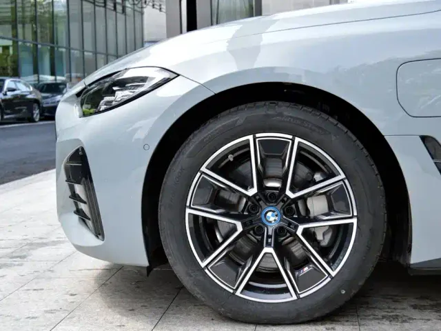 BMW i4 — Фото автомобиля 12