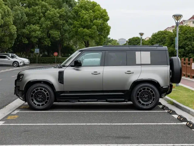 Land Rover Defender — Фото автомобиля 7