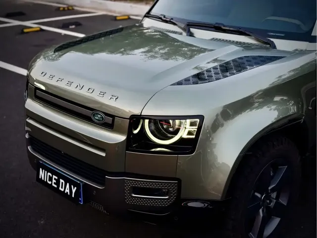 Land Rover Defender — Фото автомобиля 10