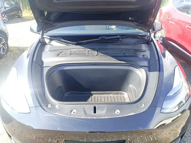 Tesla Model Y — Фото автомобиля 19