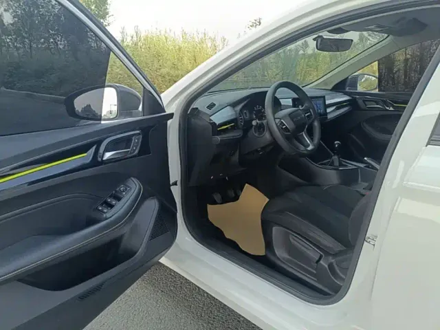 Roewe i5 — Фото автомобиля 15