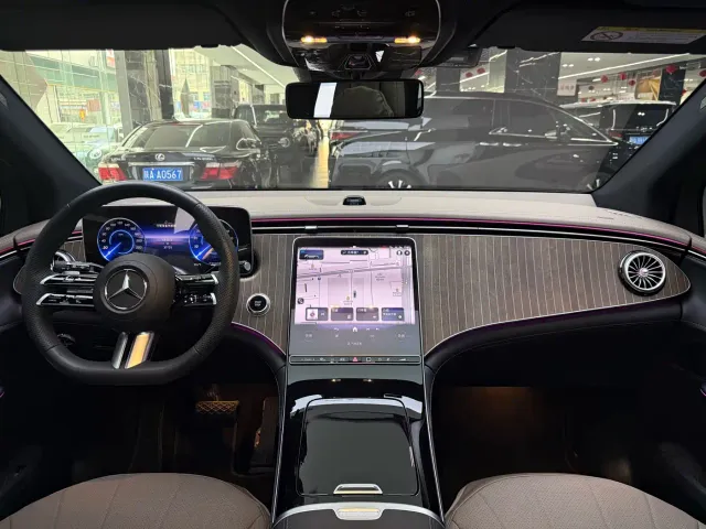 Mercedes-Benz EQE SUV — Фото автомобиля 12