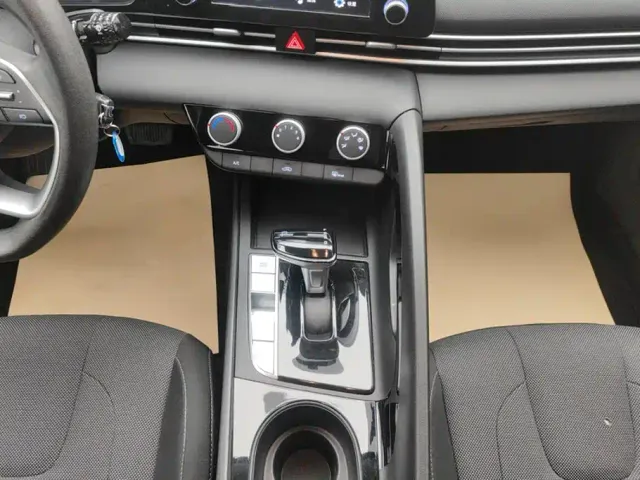 Hyundai Elantra — Фото автомобиля 16