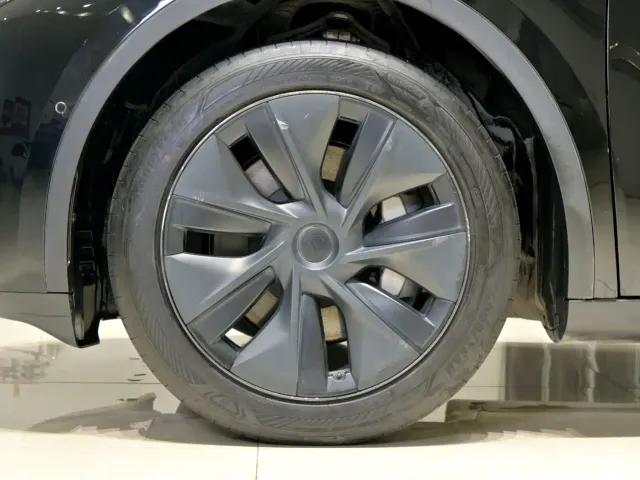 Tesla Model Y — Фото автомобиля 23