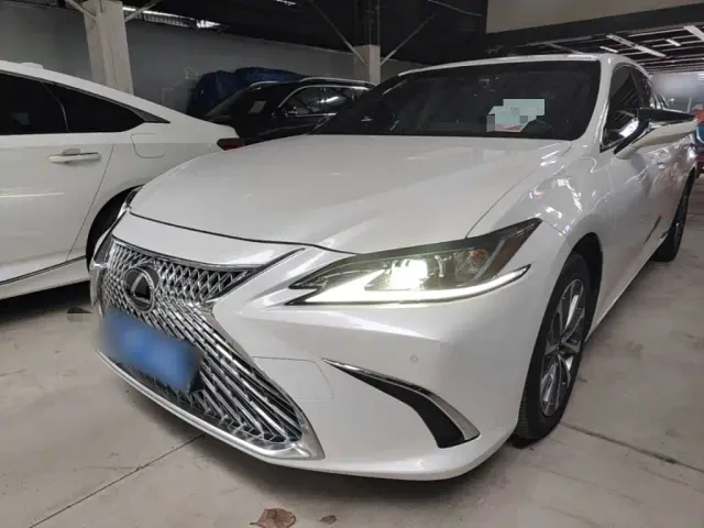 Фотография автомобиля — Lexus ES
