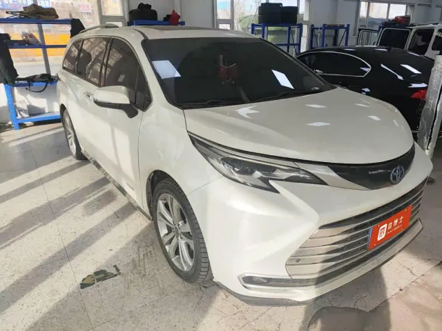 Toyota Sienna — Фото автомобиля 2