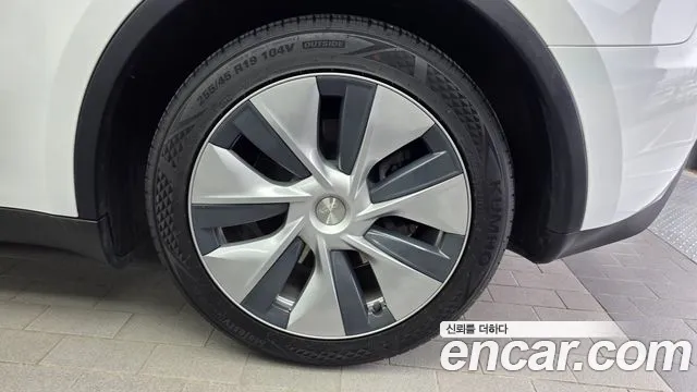 Tesla Model Y — Фото автомобиля 6