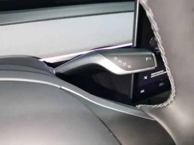 Tesla Model Y — Фото автомобиля 13