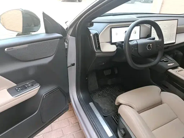 Volvo XC70 Plug-in Hybrid — Фото автомобиля 15