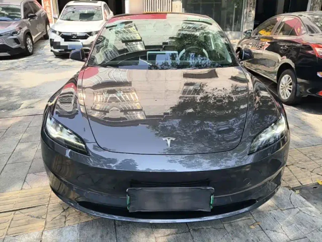 Tesla Model 3 — Фото автомобиля 2