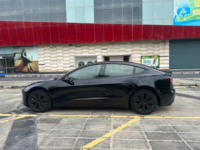 Tesla Model 3 — Фото автомобиля 16