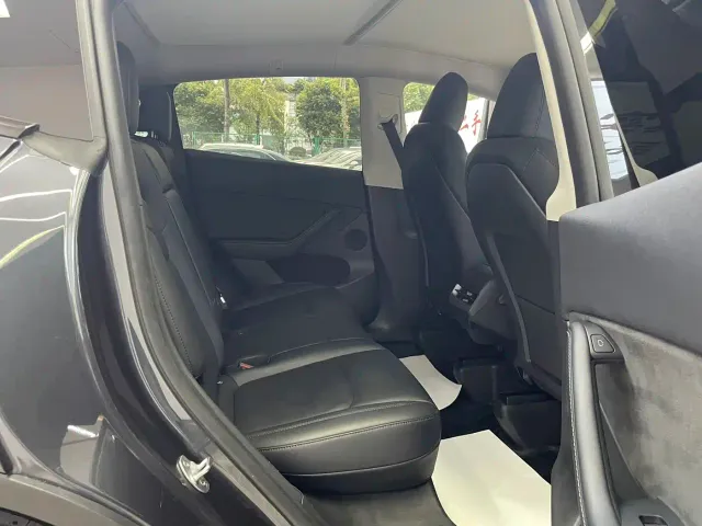 Tesla Model Y — Фото автомобиля 13