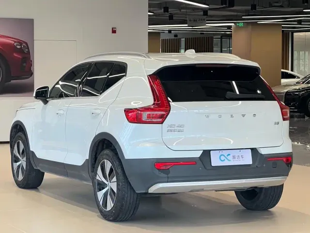 Volvo XC40 — Фото автомобиля 5