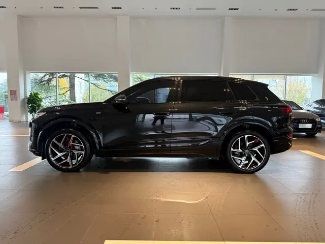 Audi Q6L e-tron — Фото автомобиля 3